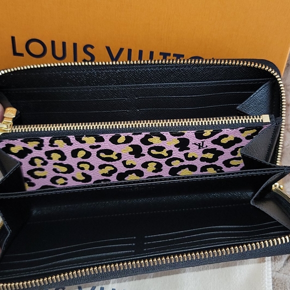 Louis Vuitton Wild at Heart Large Black Monogram Giant Flower Zippy Wallet - Picture 11 of 16